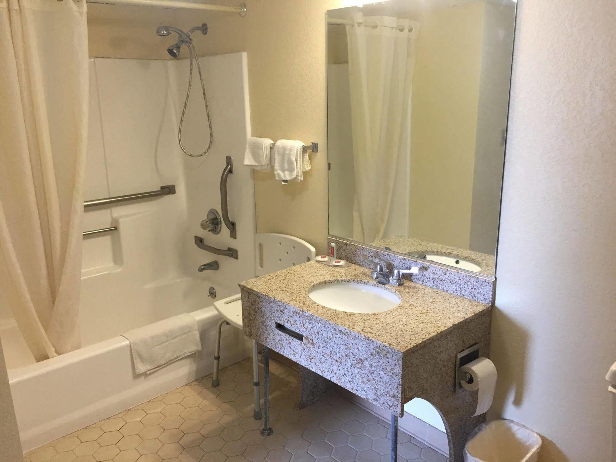 Quality Inn Томсон Экстерьер фото
